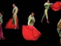 Una serie de imágenes que muestran a un torero en diferentes poses, incluyendo una con el capote rojo y otra con la mano levantada.