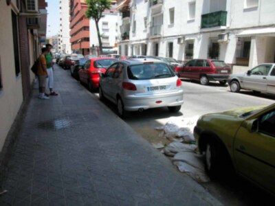 Suciedad y enseres en lás calles de Sevilla.