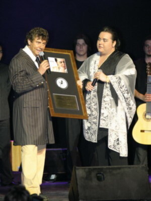 Duquesa de Alba, Viki Berrocal y Carmen Janeiro,seguidoras de Falete que recibio disco de oro