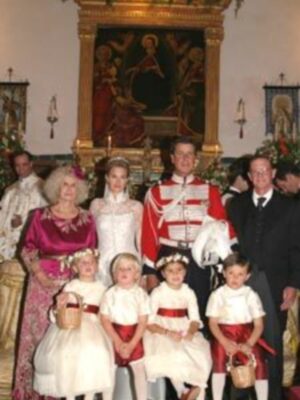 Las fotos de la boda de Cayetano y Genoveva en las revistas del corazon adelantan su salida al lunes .