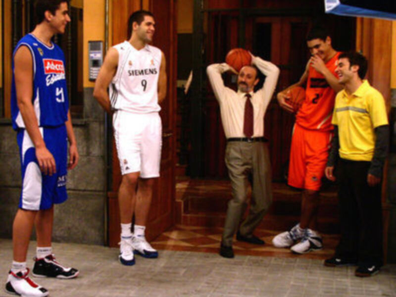 Personajes en una escena de baloncesto, posando con entusiasmo en un vestíbulo.