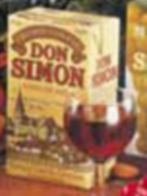 Una caja de vino con el nombre "Don Simon" y la descripción "Vino Tinto". La caja está diseñada con un fondo oscuro y letras blancas, junto con una imagen de un vaso de vino rojo.