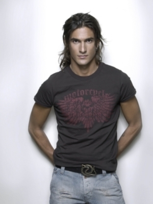 La nueva imagen de Hugo Salazar en su primer disco con la casa sevillana Senador