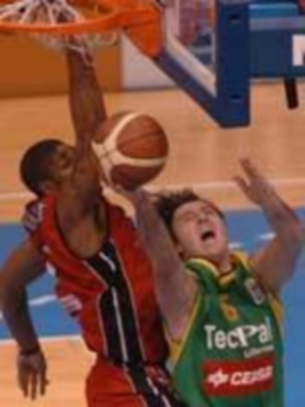 Un jugador de baloncesto en acción, con el brazo extendido para anotar un tiro libre. La imagen muestra una jugada de baloncesto, con el jugador en rojo y negro a punto de anotar un tiro libre.