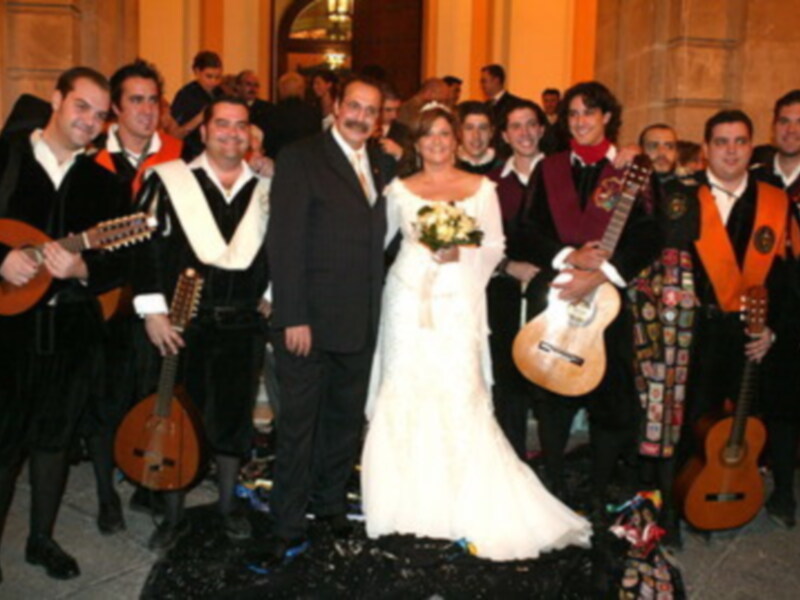 Boda con músicos tradicionales y guitarras, celebración en un entorno histórico.