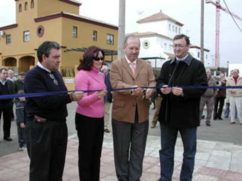 Inauguración de una nueva infraestructura en un pueblo.