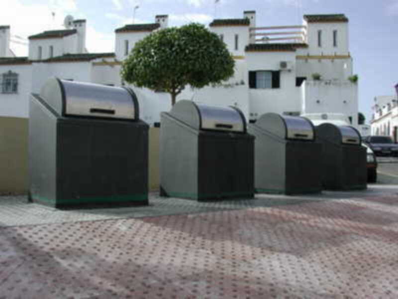 Bicicletas estacionadas en un parque público.