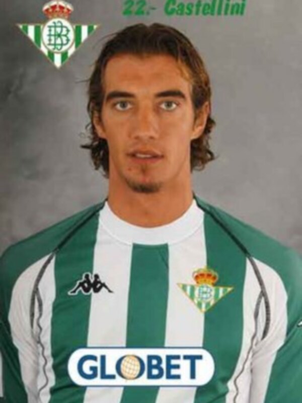 Un jugador de fútbol con una camiseta verde y blanca de Real Betis, con el nombre 'Castellini' en la parte superior derecha y el logo de Globet en la parte inferior derecha.