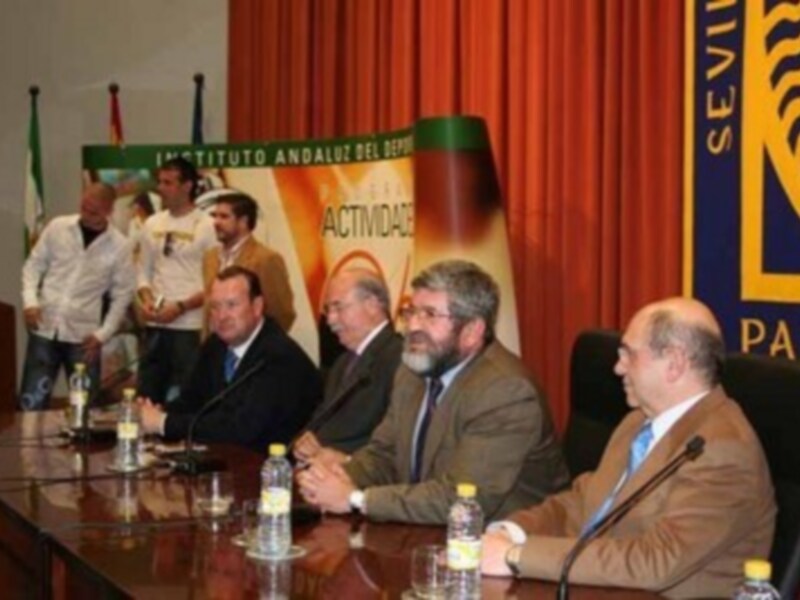 Conferencia en el Instituto Andaluz del Deporte, Sevilla, con representantes de organizaciones deportivas.