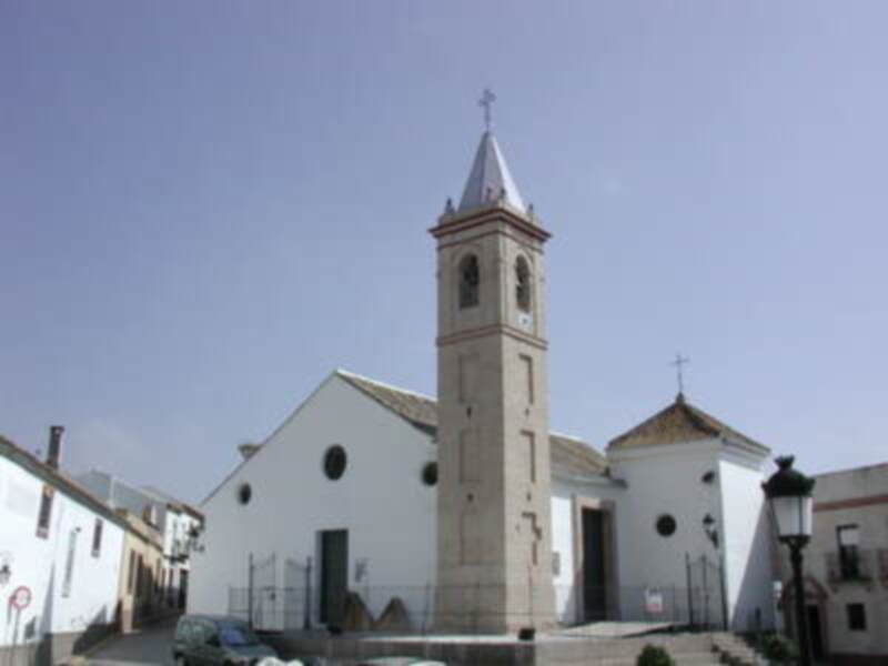 Iglesia parroquial de San Bartolomé. Edificio religioso con torre y campanario, ubicado en un entorno urbano.