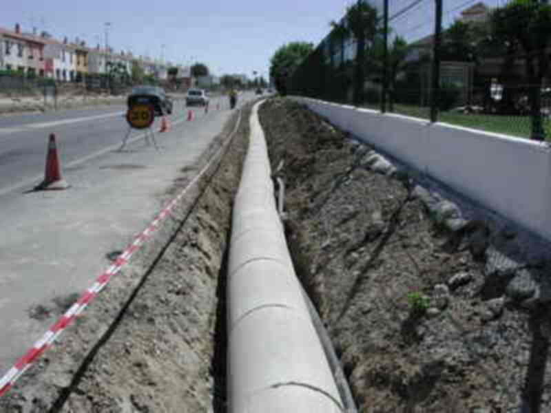 Proyecto de construcción de una carretera con tuberías y señales de tráfico en el camino.