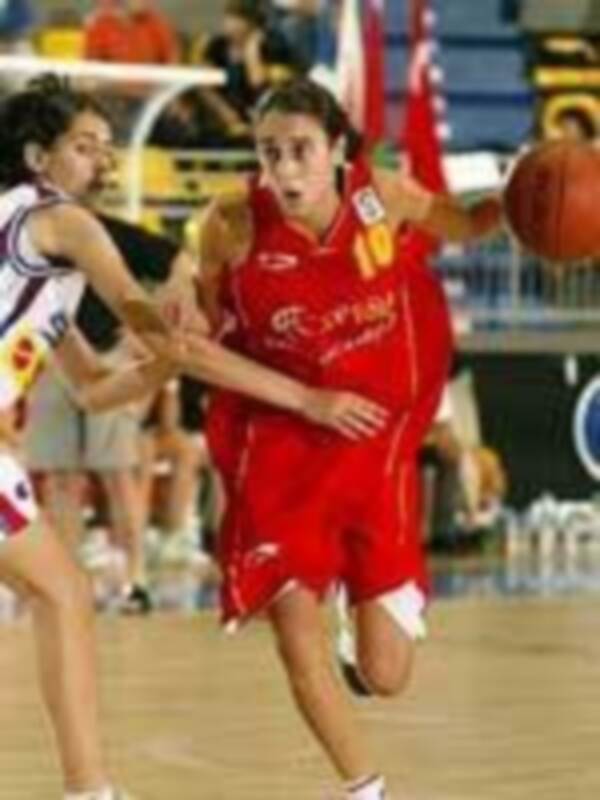 Jugadora de baloncesto en acción durante un partido.