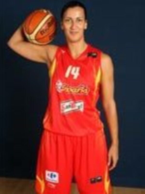 Jugador de baloncesto en uniforme rojo con balón de baloncesto en mano, número 14 visible en la camiseta.