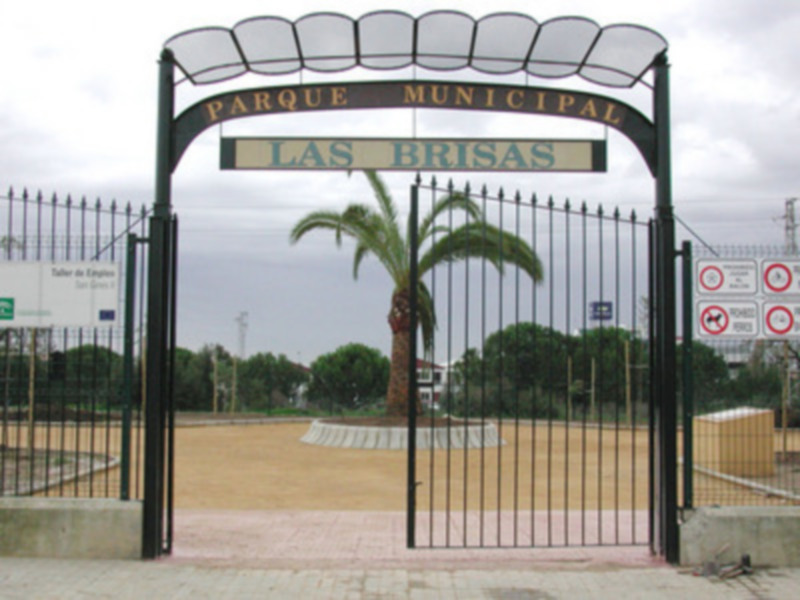 Entrada al Parque Municipal Las Brisas, con un diseño arquitectónico moderno y una palmera al fondo.
