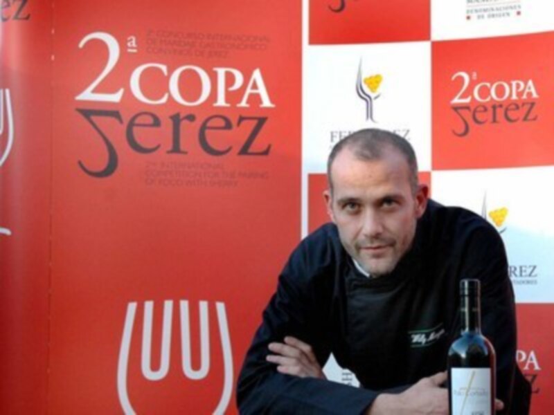 Participante en la 2ª Copa Jerez, con el logo del evento y una botella de vino en la mano.