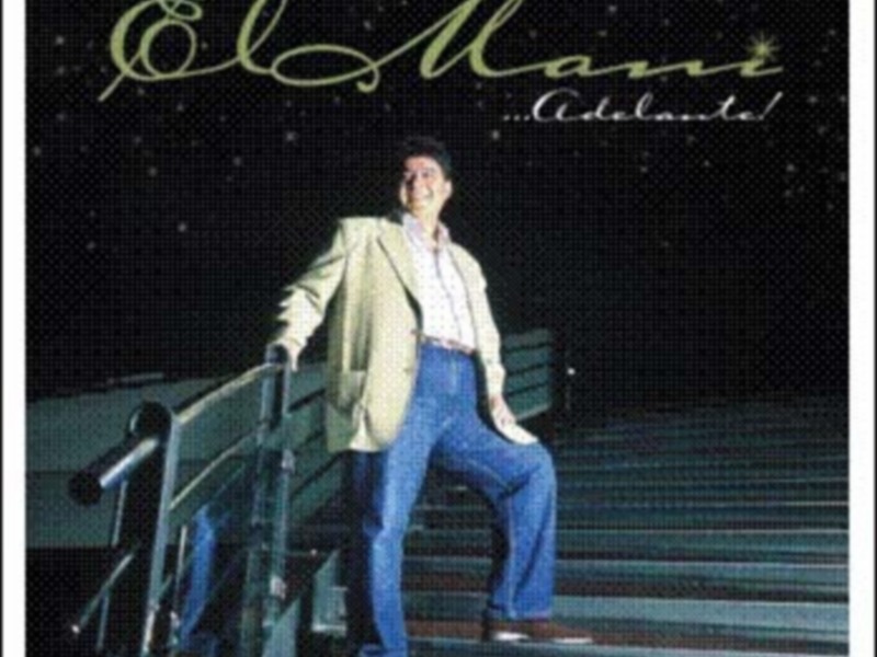 El Mami, con un fondo estrellado y la frase "Adelante!", posa con elegancia en una escalera.