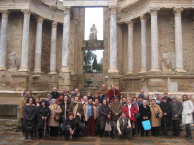 Grupo de personas frente al teatro romano de Mérida.