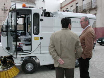 Una nueva máquina barredora refuerza el servicio de limpieza de Gines