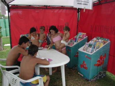 Gines: la Bibliopiscina acerca la lectura a todos en verano