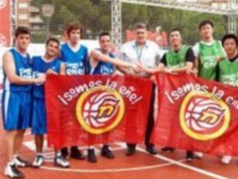 Un equipo de baloncesto celebrando una victoria en la cancha de juego.