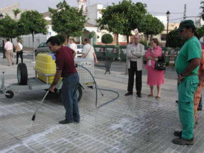 Gines: Medio Ambiente adquiere una nueva máquina para la limpieza a alta presión