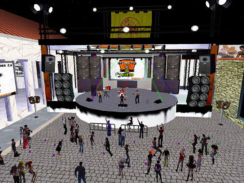 Un escenario en un entorno virtual con una banda tocando en el centro, público asistente y equipos de sonido alrededor.