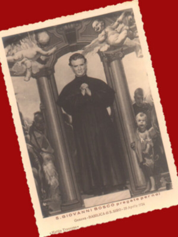 Imagen antigua de un monje vestido con un hábito negro, posando frente a dos columnas con ángeles en el techo. Texto en la parte inferior: 'S. GIOVANNI BOSCO SANTISSIMO'.