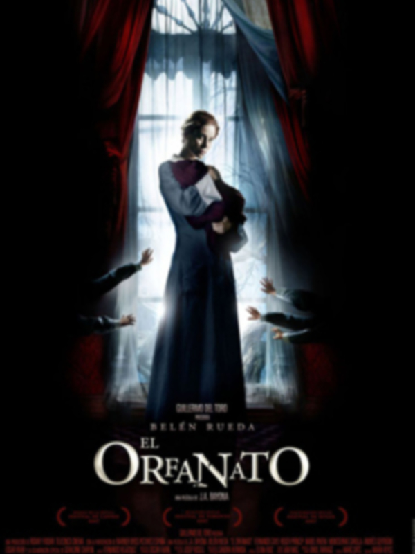 Poster de la película 'El Orfanato', con una niña en el umbral de una ventana, rodeada por figuras sombrías, sugiriendo un ambiente de terror y suspense.