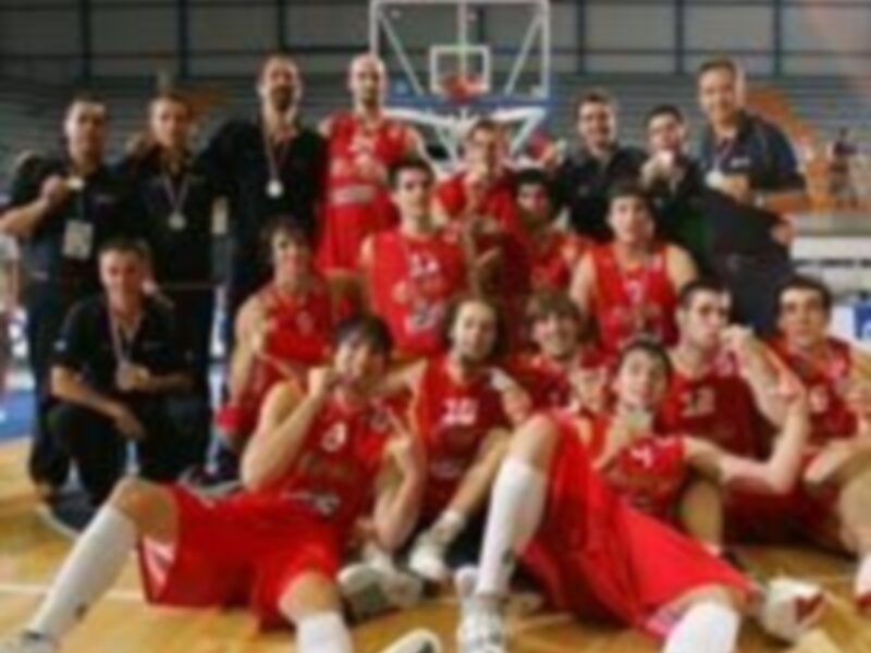 Equipo de baloncesto celebrando una victoria en el campo de juego.