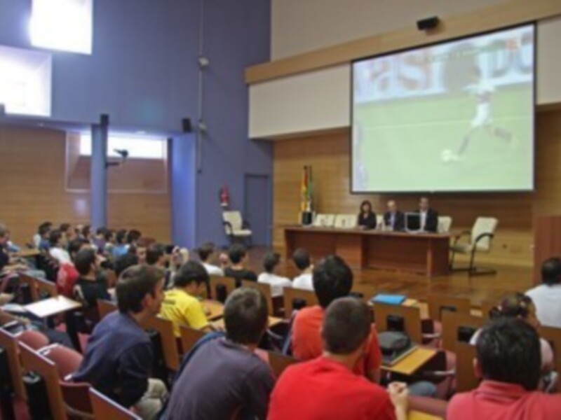 Auditorio lleno de estudiantes escuchando una presentación en un aula universitaria.