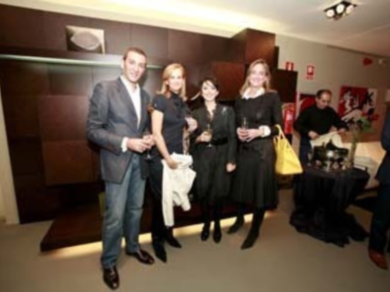 Una imagen de una reunión formal en un entorno elegante con personas posando para la foto.