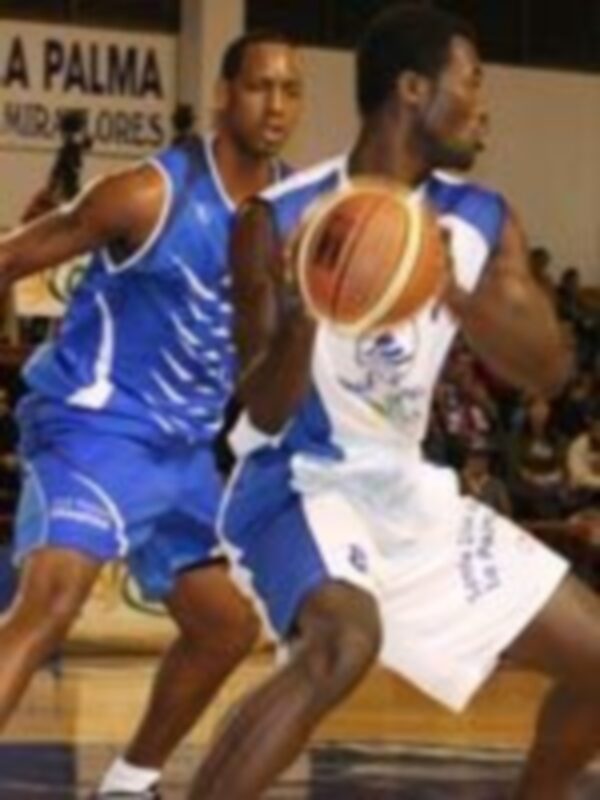 Jugadores de baloncesto en acción durante un partido de la NBA en Palma.