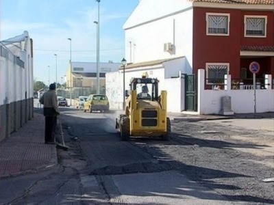 Comienza la renovación del asfalto de la calle José Villegas de Gines 