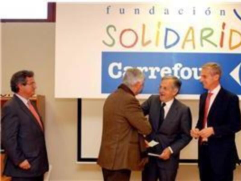 Presentación de una donación a la Fundación Carrefour en un evento formal.