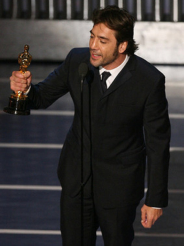 Un actor recoge un premio en una ceremonia de premiación.