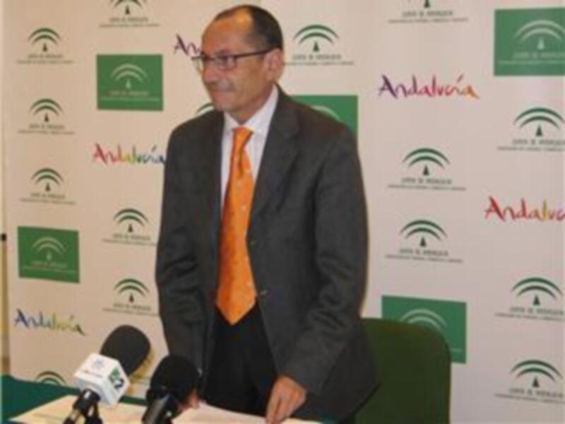Persona en traje con microfonos, presentando en un evento de Andalucía.