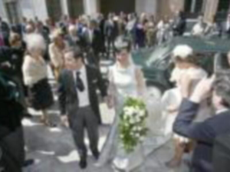 Celebración de una boda al aire libre con invitados felices.