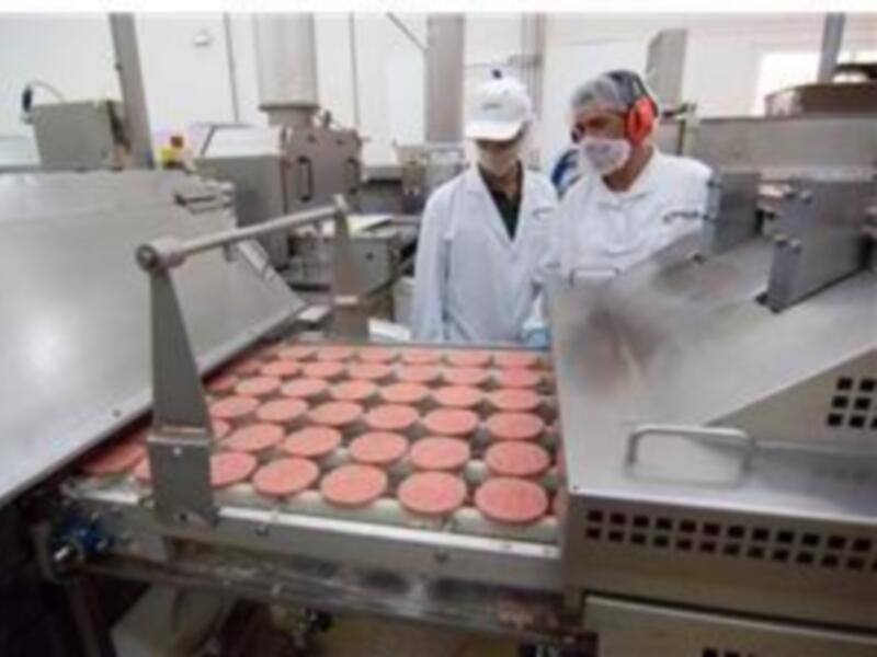Producción de embutidos en una fábrica industrial.