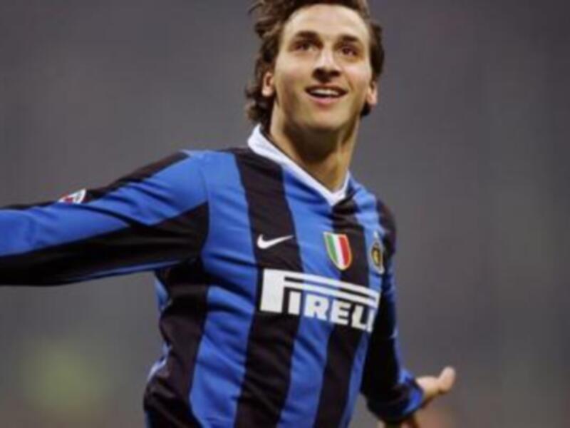 Jugador del Inter de Milán celebrando con el uniforme del equipo.