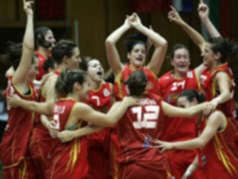 Celebración de un equipo femenino de baloncesto tras una victoria.