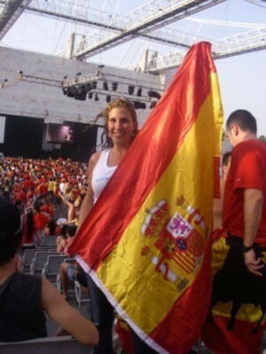 Miles de sevillanos salieron a la calle para animar a la selección española de fútbol.