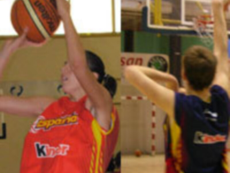 Jugadores de baloncesto en acción durante un partido, con una vista de cerca del balón y otro jugador en el fondo.