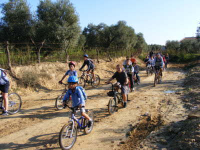 Más de un centenar de niños participó en la XII Marcha Cicloturista Infantil de Gines 