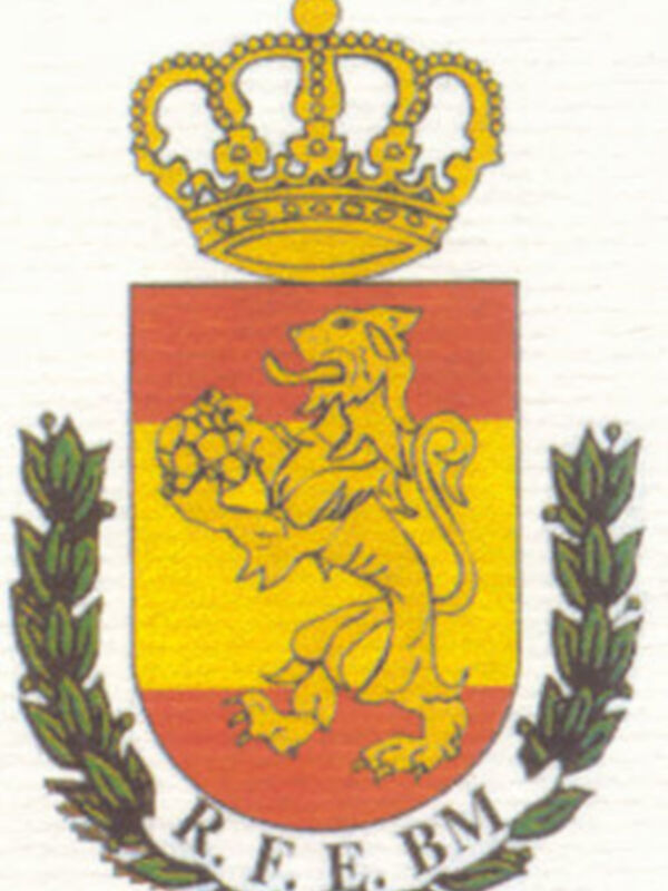 Escudo de armas con león, corona y bandera española, inscrito 'R.F.E.B.M.'