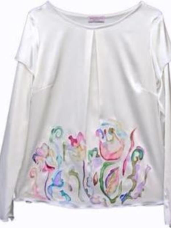 Blusa blanca con detalles de acuarela en el pecho, diseño artístico y elegante.
