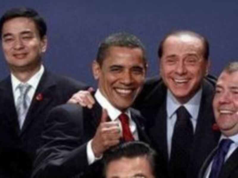 Líderes mundiales sonrientes en una reunión internacional, destacando la cooperación y la amistad global.