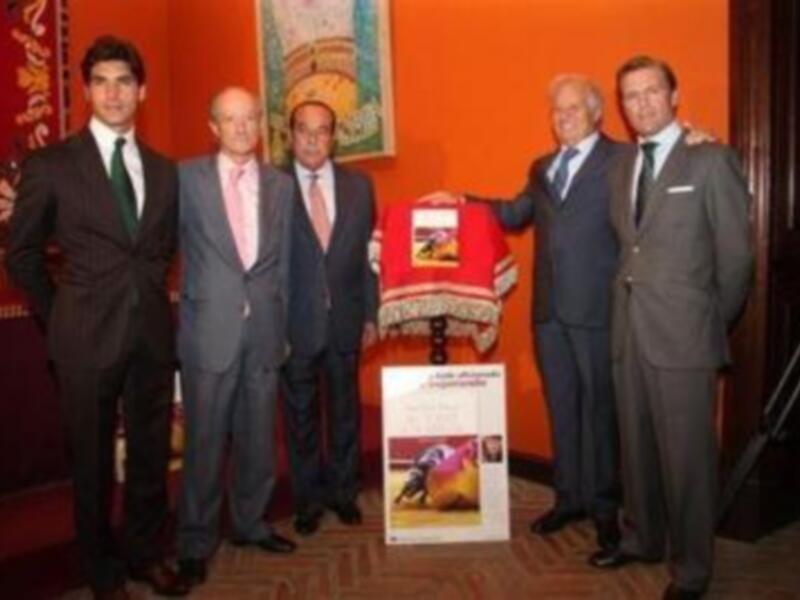 Presentación oficial de la temporada de carreras de caballos en un evento formal.