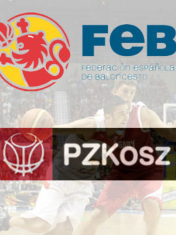Jugadores de baloncesto en acción durante un partido, con logos de la FEB y PZKOSZ en primer plano.