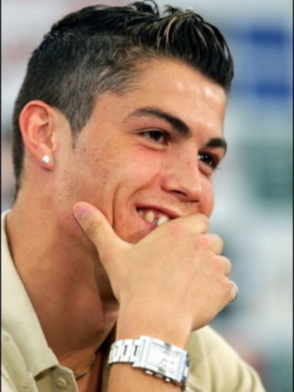 Retrato de Cristiano Ronaldo con una expresión pensativa y una mano en el mentón.