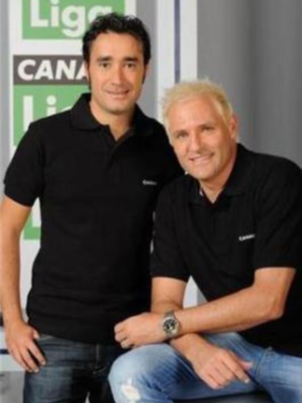 Dos hombres en camisetas negras posando en un estudio con el logo de Canal+ Liga de fondo.